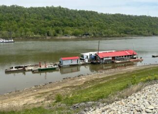 
			
				                                Skippers has docked in the east end of Maysville.
 
			
		